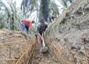 Satgas TMMD dan Warga Tengganau Berjibaku Bikin Drainase di jalan Bunta