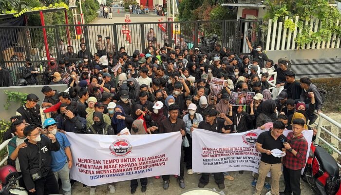 PBRI Aksi di Kantor Tempo Desak Membawa Berita Harus PAKAI DATA, BUKAN TEBAK-TEBAKAN! HENTIKAN DISINFORMASI DAN KEMBALIKAN KEDAULATAN INFORMASI